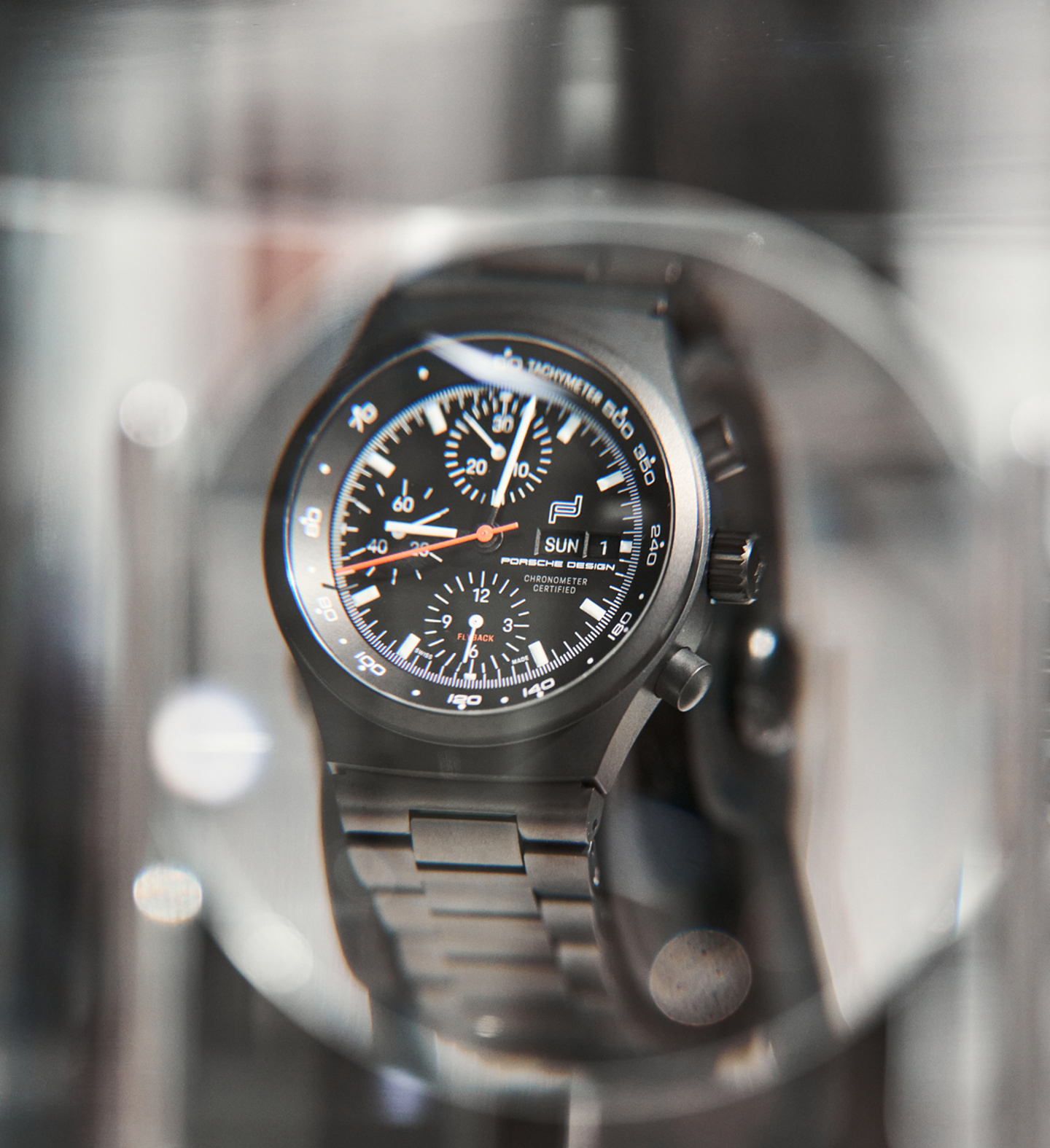 Shows Picture of 1080x1350_220118_50Y_PORSCHEDESIGN_0390.jpg