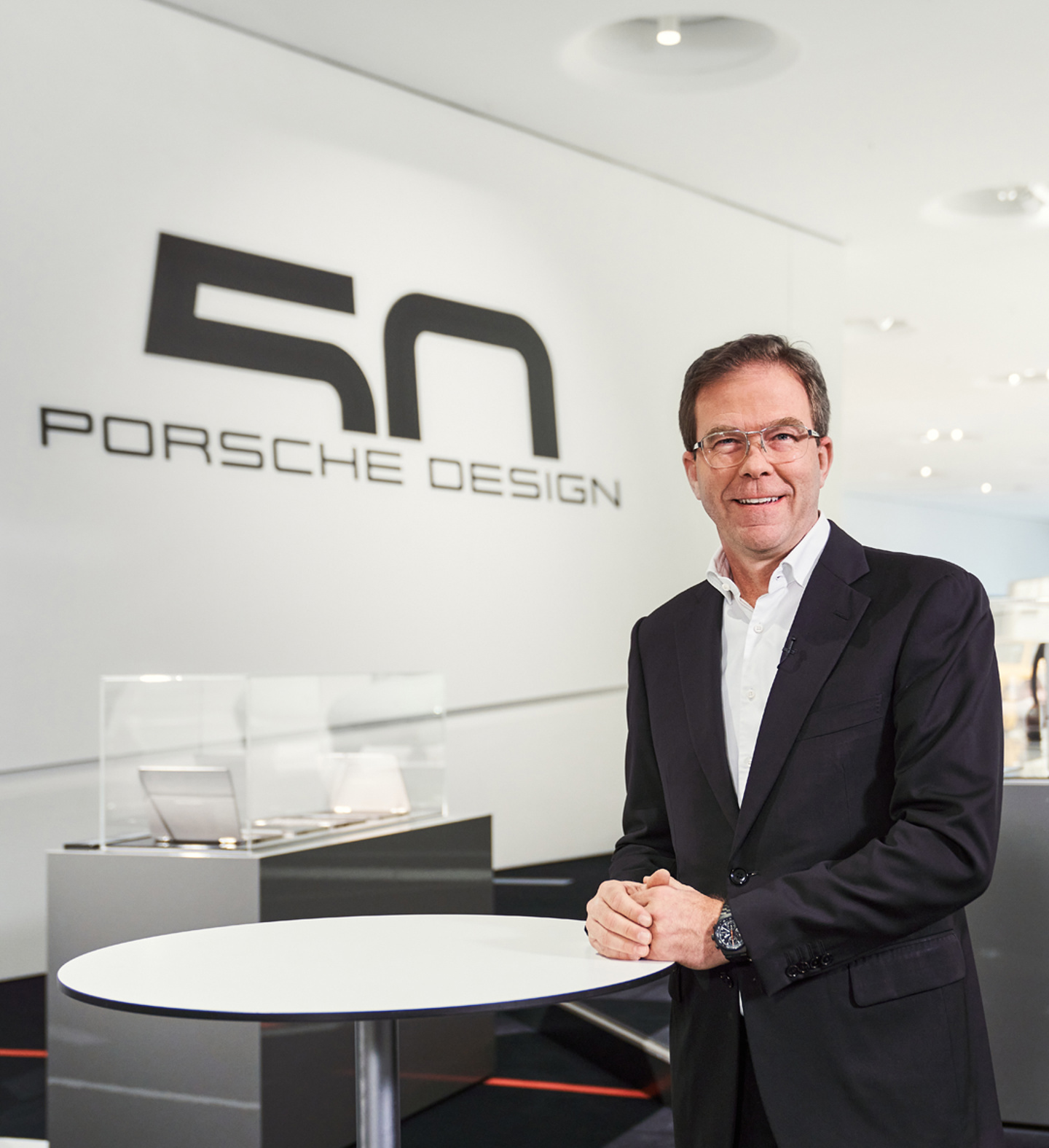 Shows Picture of 1080x1350_220118_50Y_PORSCHEDESIGN_0460.jpg