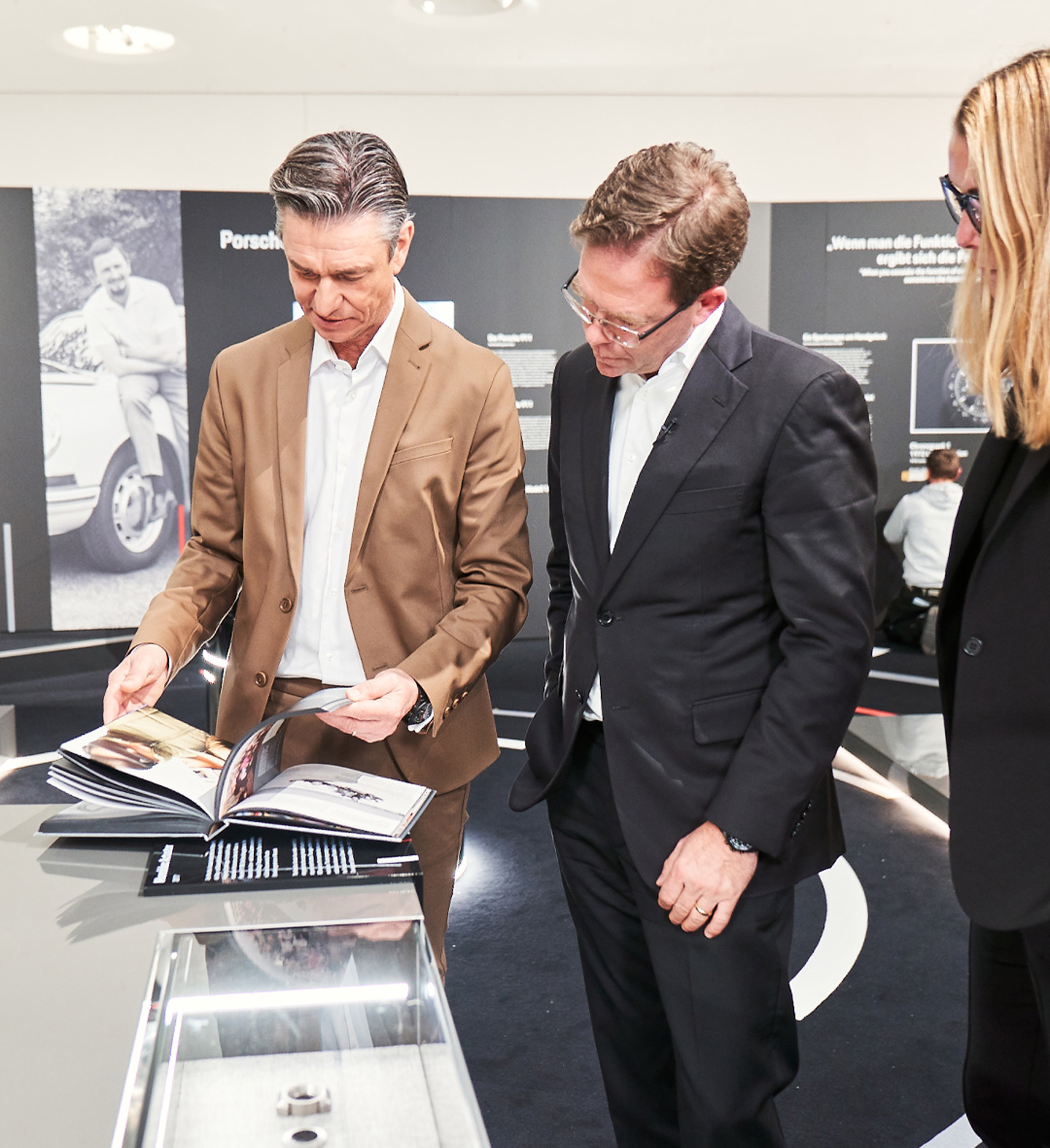 Shows Picture of 1080x1350_220118_50Y_PORSCHEDESIGN_1014.jpg