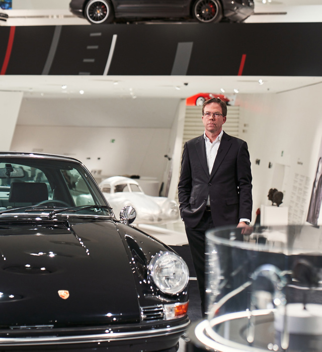 Shows Picture of 1080x1350_220118_50Y_PORSCHEDESIGN_1059.jpg