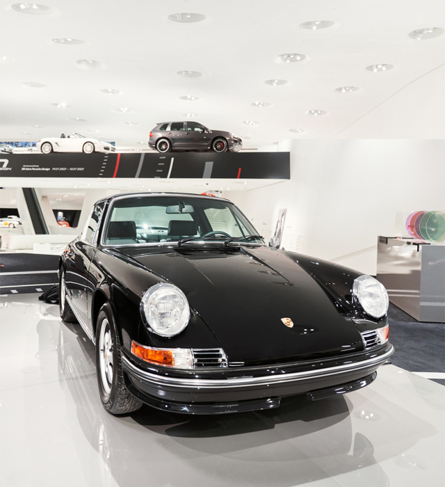 Shows Picture of 1080x1350_220118_50Y_PORSCHEDESIGN_1072.jpg