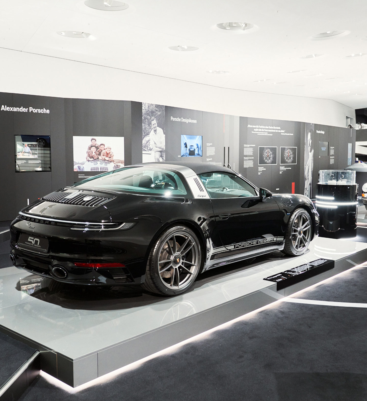 Shows Picture of 1080x1350_220118_50Y_PORSCHEDESIGN_1785.jpg