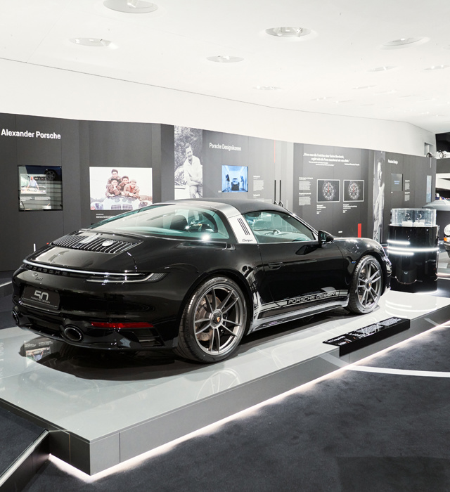 Shows Picture of 1080x1350_220118_50Y_PORSCHEDESIGN_1785.jpg