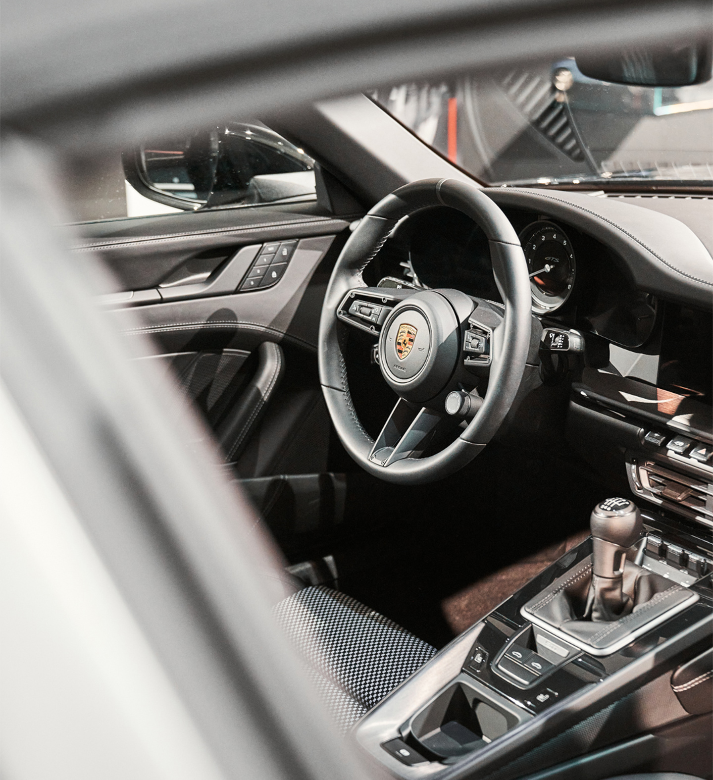 Shows Picture of 1080x1350_220118_50Y_PORSCHEDESIGN_1792.jpg
