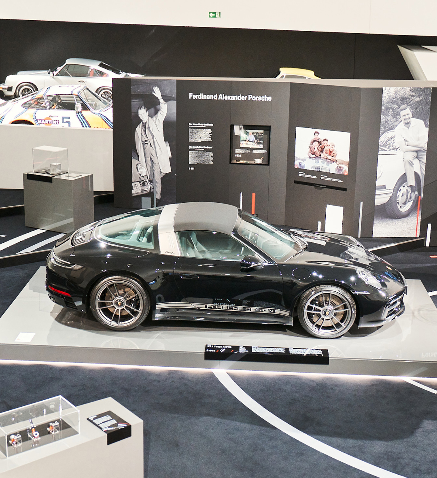 Shows Picture of 1080x1350_220118_50Y_PORSCHEDESIGN_1810.jpg