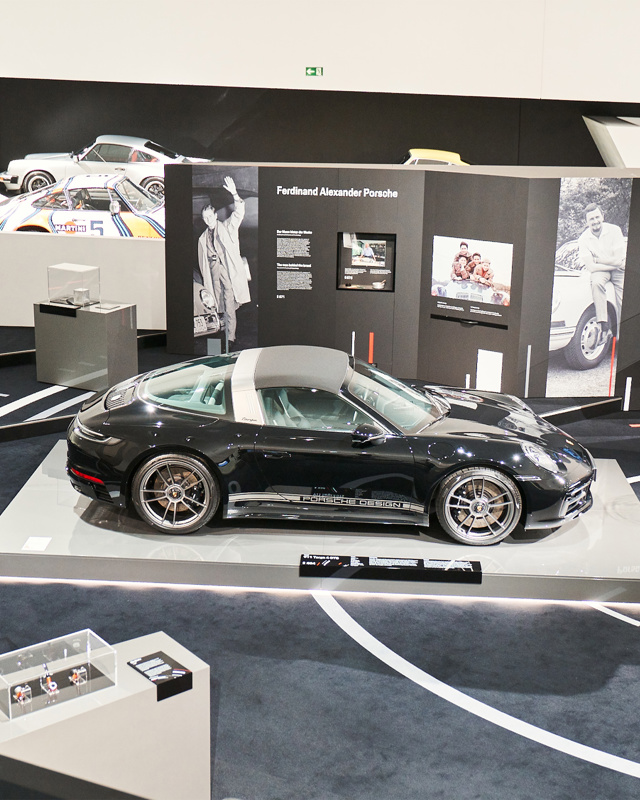 Shows Picture of 1080x1350_220118_50Y_PORSCHEDESIGN_1810.jpg