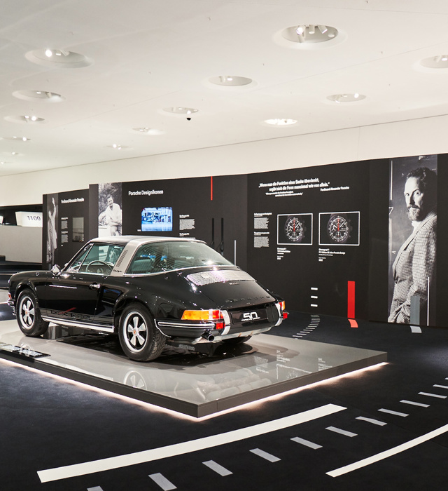 Shows Picture of 1080x1350_220118_50Y_PORSCHEDESIGN_1778.jpg