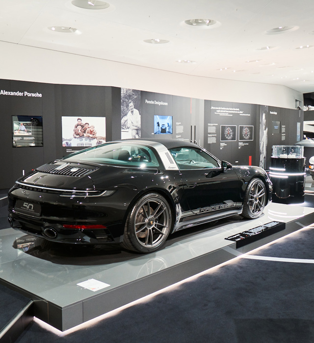 Shows Picture of 1080x1350_220118_50Y_PORSCHEDESIGN_1785.jpg