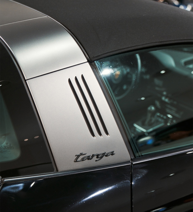 Shows Picture of 1080x1350_220118_50Y_PORSCHEDESIGN_1787.jpg