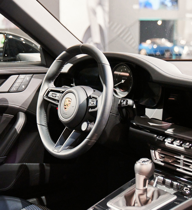 Shows Picture of 1080x1350_220118_50Y_PORSCHEDESIGN_1790.jpg