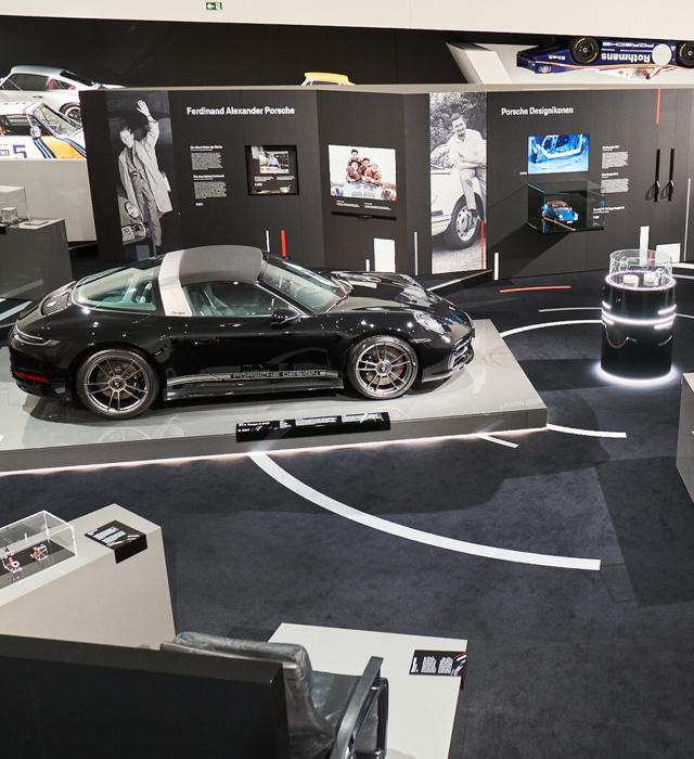 Shows Picture of 1080x1350_220118_50Y_PORSCHEDESIGN_1808.jpg