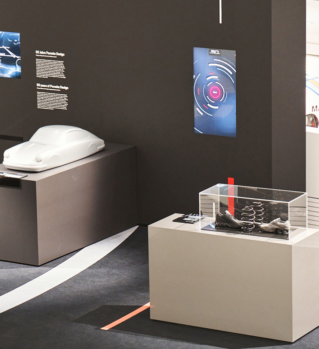 Shows Picture of 1080x1350_220118_50Y_PORSCHEDESIGN_1822.jpg