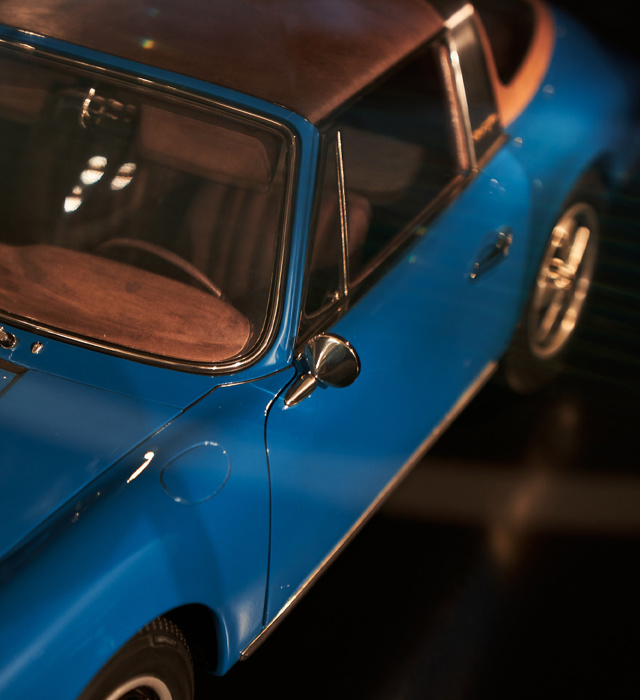 Shows Picture of 1080x1350_220118_50Y_PORSCHEDESIGN_2356.jpg