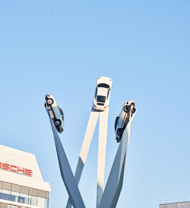 Shows Picture of 1080x1350_220118_50Y_PORSCHEDESIGN_2476.jpg