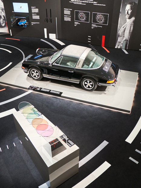 Shows Picture of 1080x1350_220118_50Y_PORSCHEDESIGN_1802.jpg
