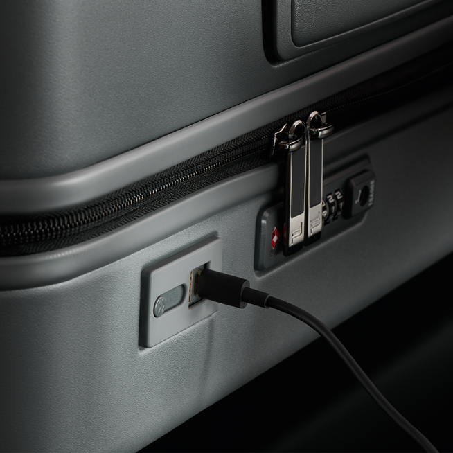 Shows Picture of Koffer-USB-Plug-In-grauer-hartschalenkoffer-detail.png