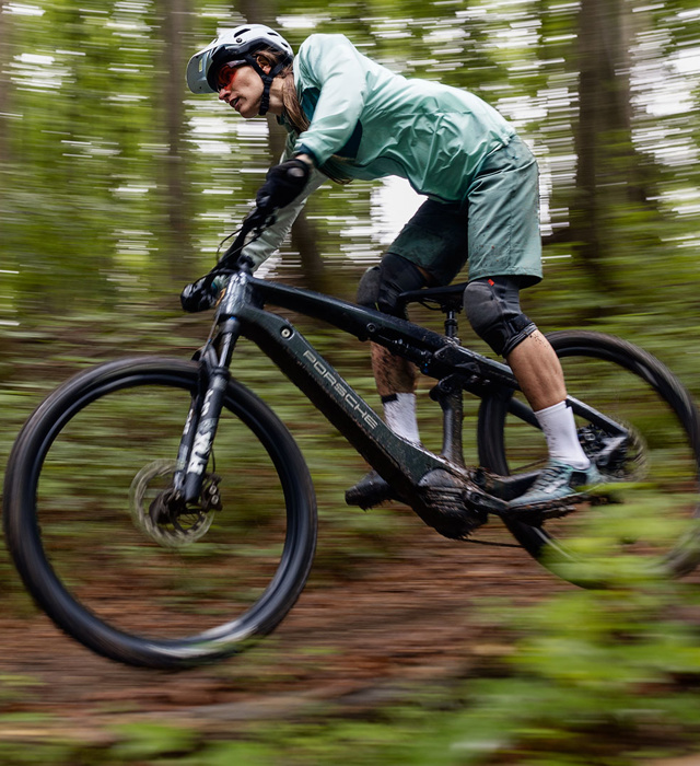 Shows Picture of eBike-Cross-and-eBike-Sport_0002_0C9A5920.jpg