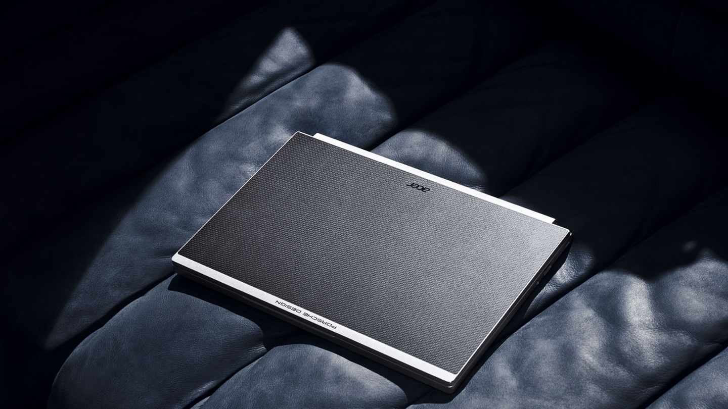 Shows Picture of 1350x1080_PORSCHE-DESIGN_04_0845_final.jpg
