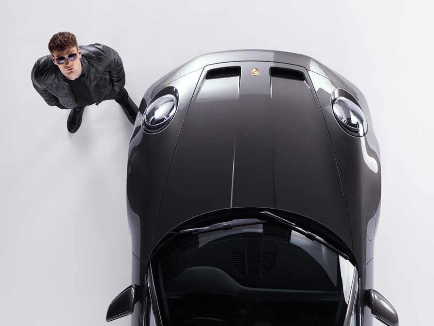 Shows Picture of Slider_0004_Casual_Look-3_Porsche-Design_FW23_3730_lowRes_72dpi.png