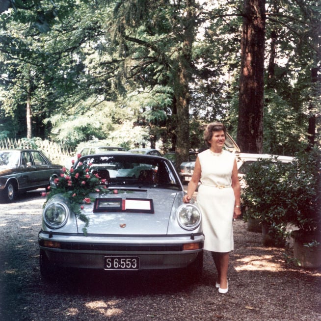 Shows Picture of 70-jähriger Geburtstag von Louise Piëch (geb. Porsche) in Dellach am Wörthersee, August 1974. Als Geschenk wird ihr .jpg