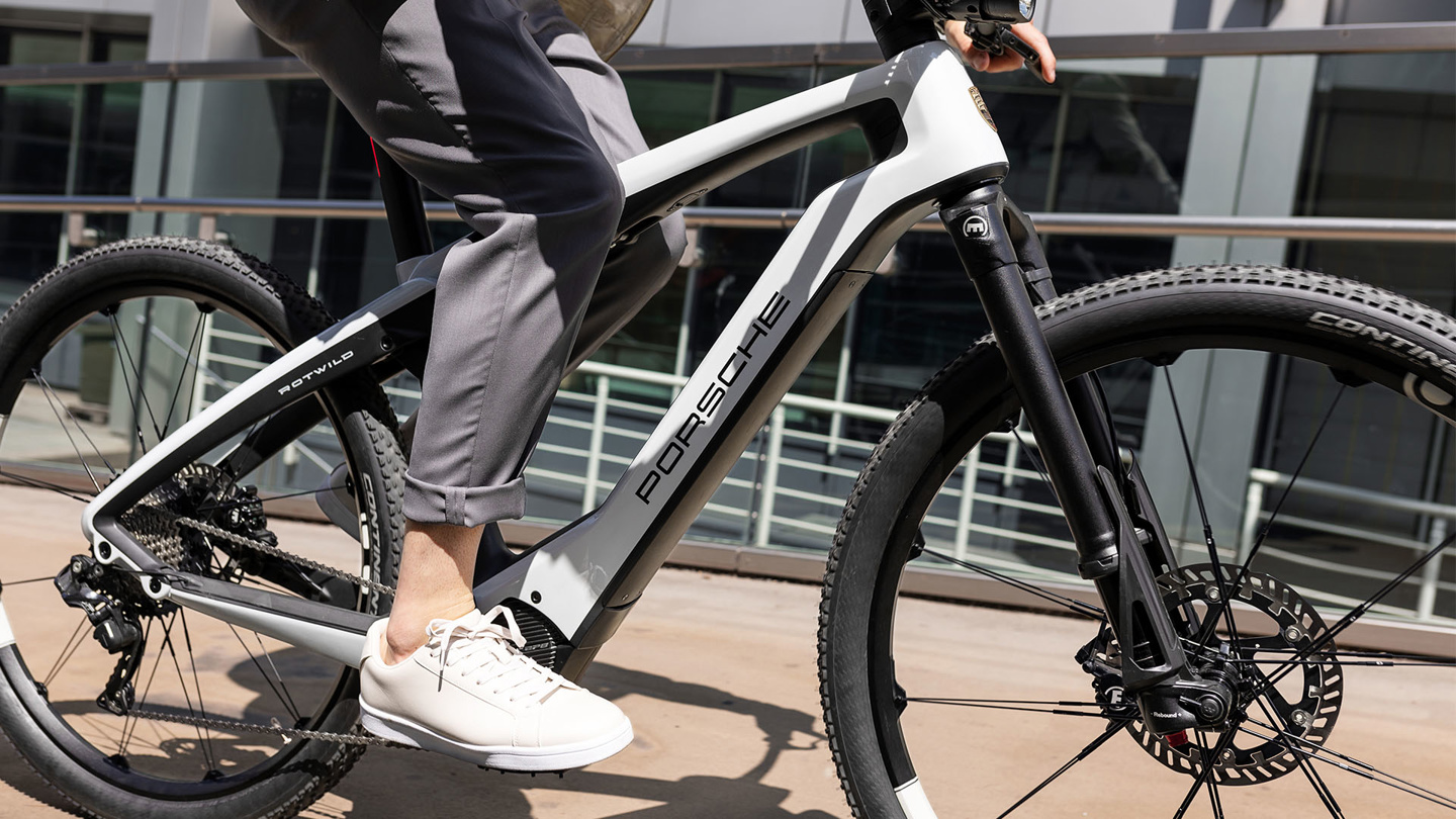 Shows Picture of Porsche_Lifestyle_Landingpage_0002_PLPEOPLENEBIKESPORT_06_rgb_low.jpg