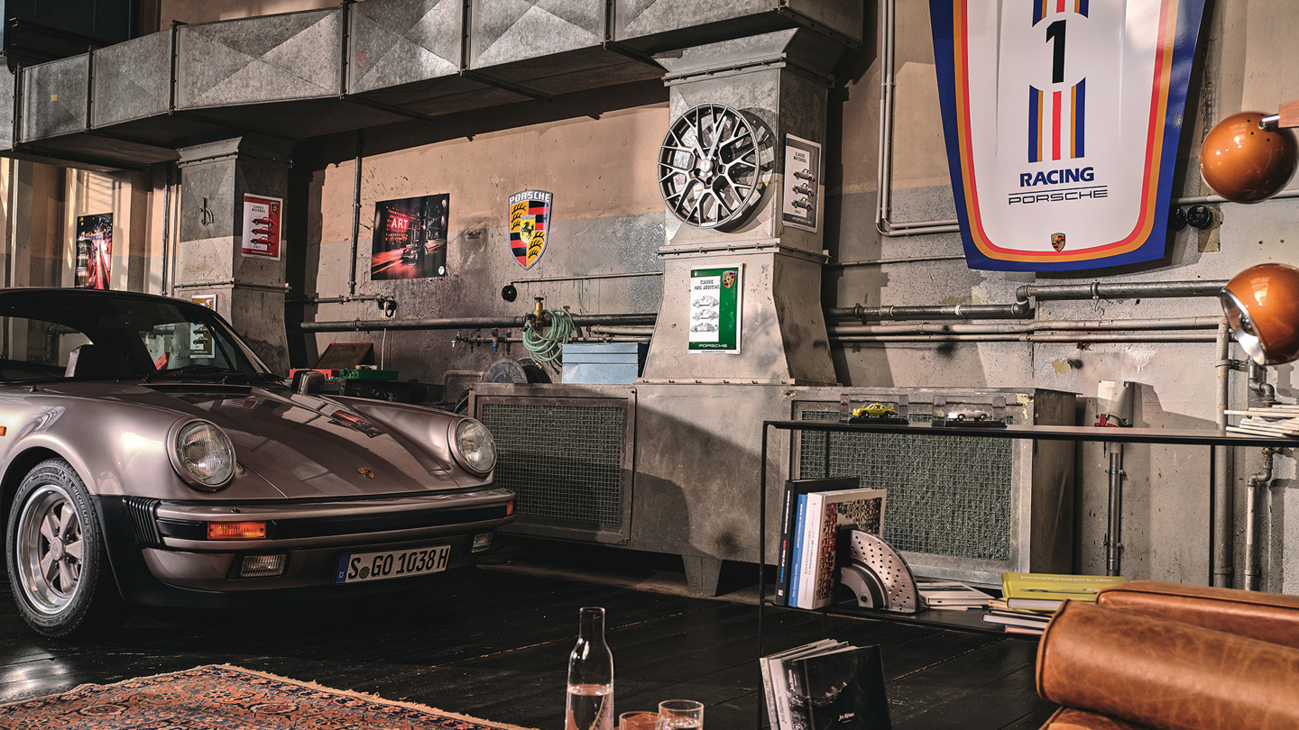 Shows Picture of Soul-Garage-Porsche-911-silber-in-Garage.jpg