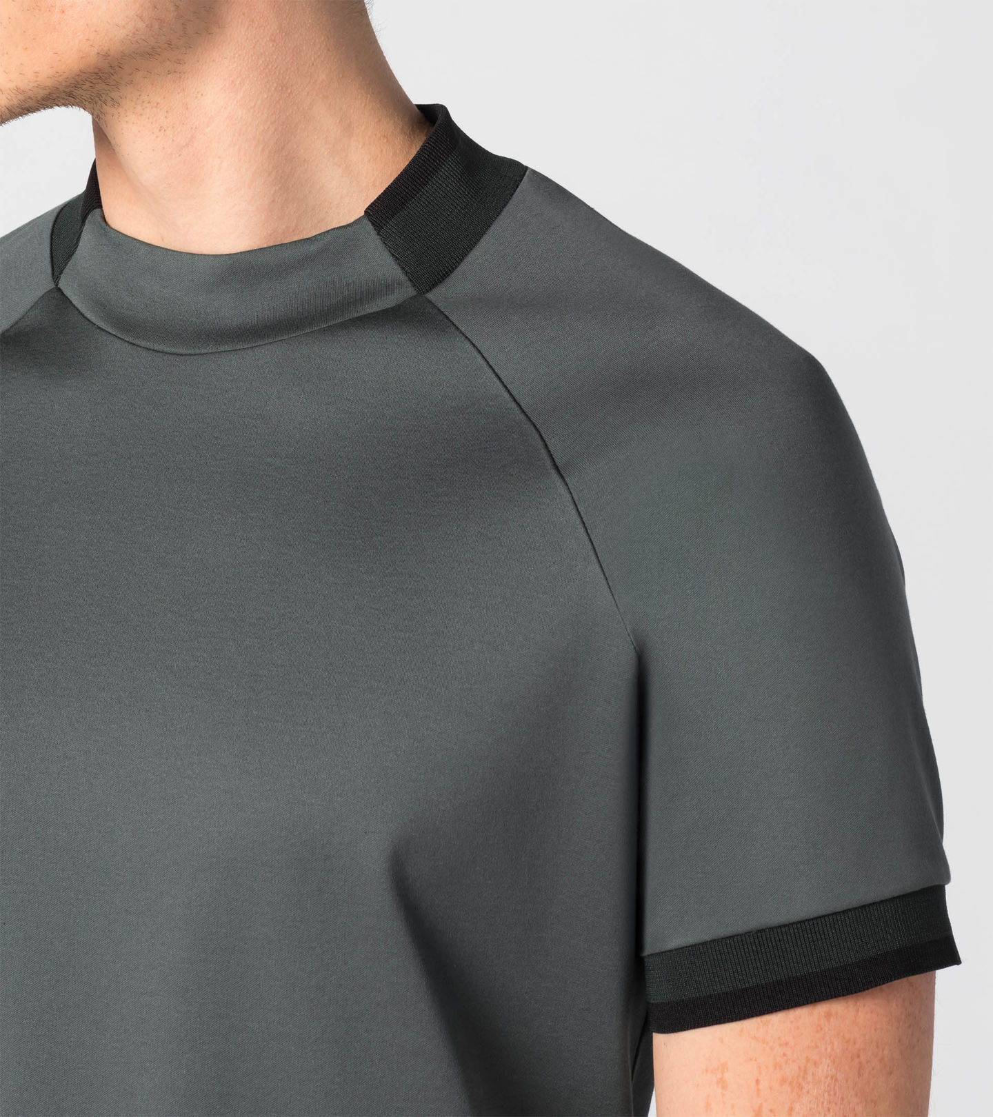 Front Near view of product with ean 4056487017884