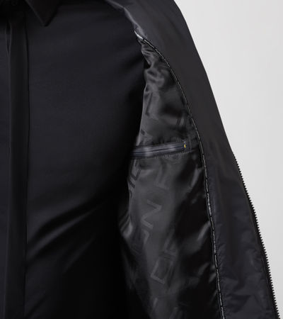 Side Near Middle view of product with ean 4056487004099