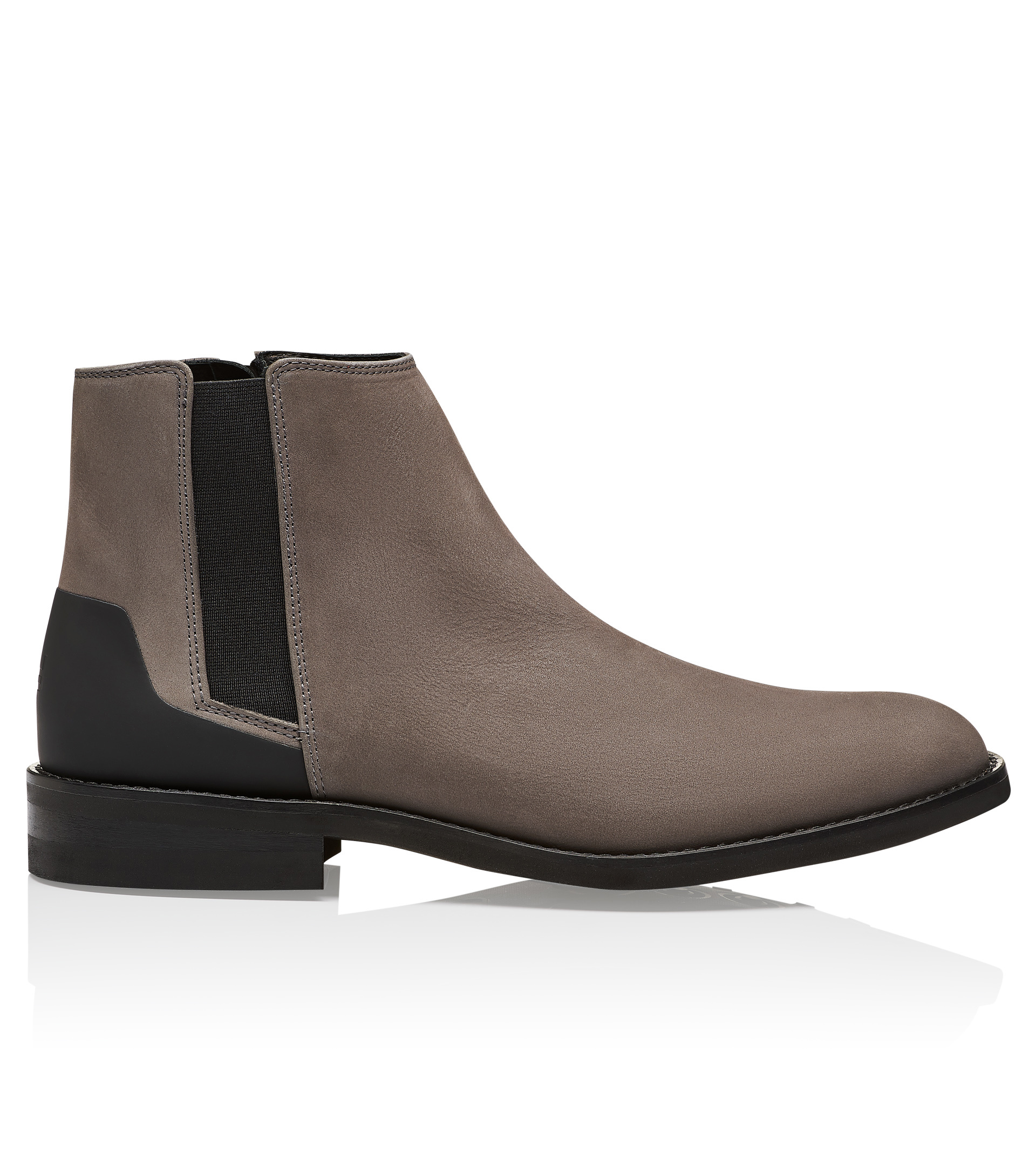 Artikel klicken und genauer betrachten! - Klassisch in der Silhouette. Modern im Material. Überraschend in der Performance. Der Porsche Design ChelseaBoot 2.0 Nubuk ist der Schuh für Männer, die mehr wollen als eine normale Stiefelette. Das hochwertige, genarbte Nubukleder passt auf den ersten Blick zu jedem sportlich-eleganten Look. Auf den zweiten Blick offenbart sich der individuelle Charakter des knöchelhohen Schuhs. Die elastischen Seiteneinsätze: dynamisch geformt. | im Online Shop kaufen