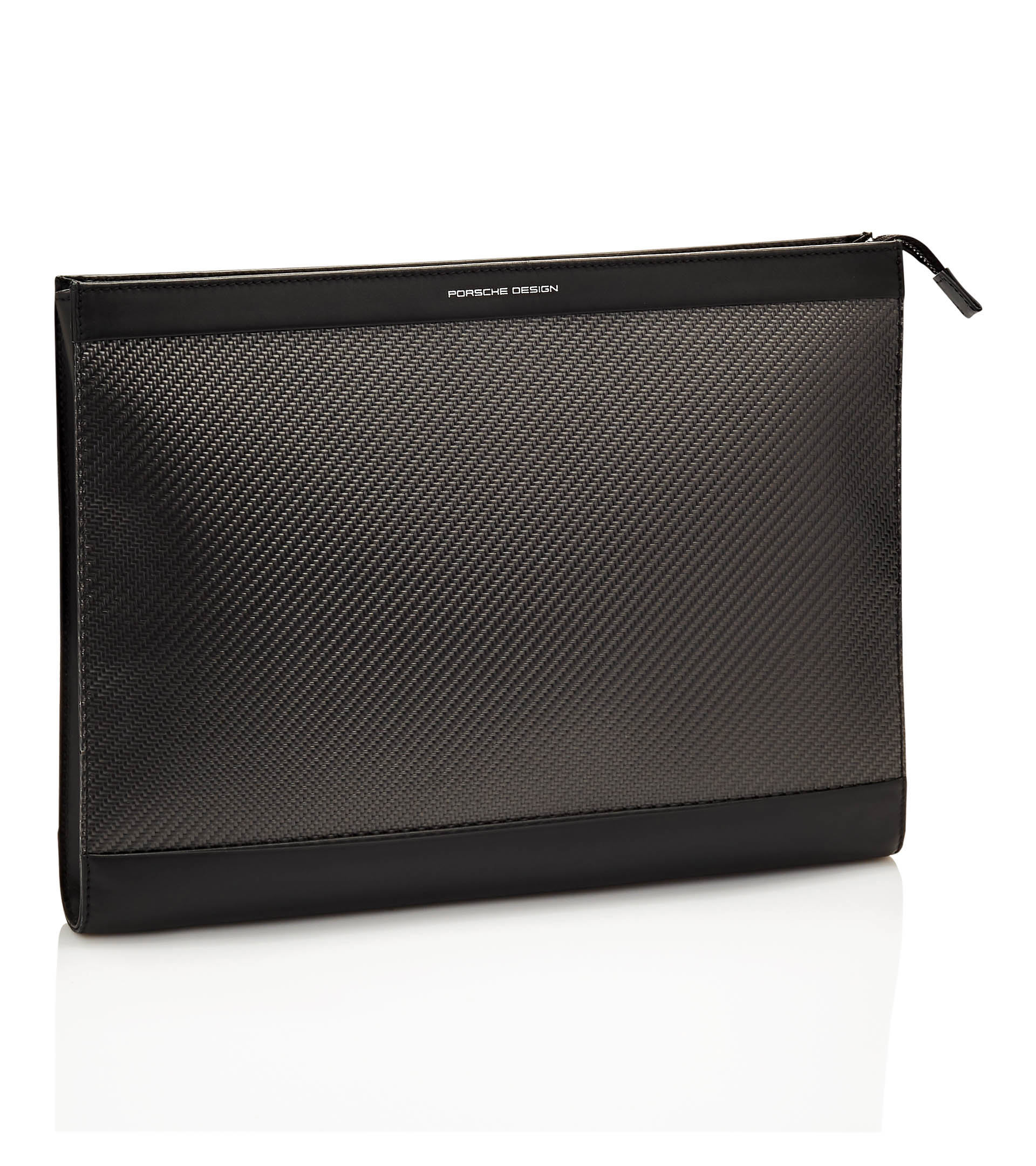 Artikel klicken und genauer betrachten! - Faszination Carbon. Das Hightech-Material aus dem Motorsport verleiht dem Porsche Design Carbon Notebook Sleeve – wie allen Modellen der Porsche Design Carbon Kollektion – seine unübersehbare Design-DNA. Die ikonische Kombination von leichtem, strukturiertem Kohlefasergewebe und feinstem Boxcalf-Leder macht die 15''-Notebooktasche zum exklusiven, zeitlosen Statement-Piece. | im Online Shop kaufen