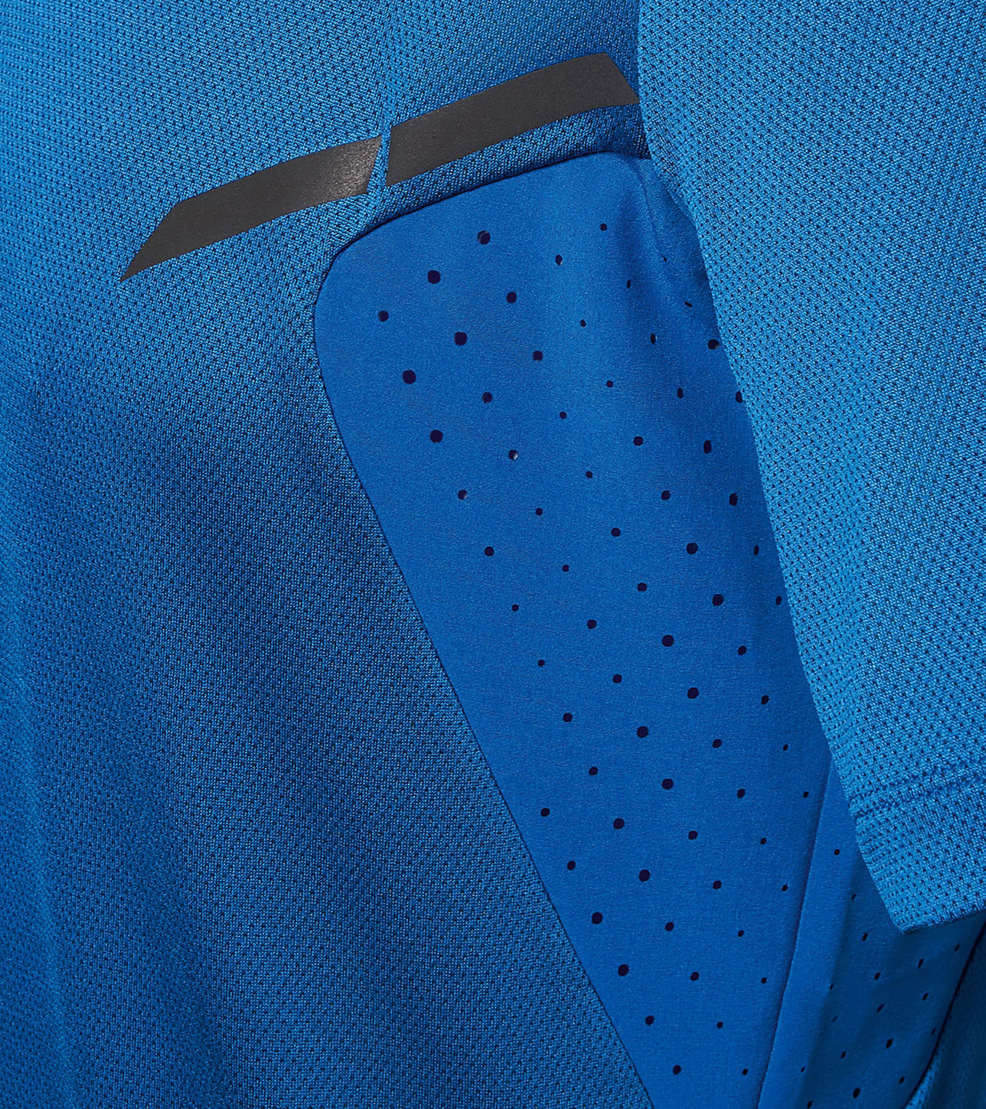 Side Near Middle view of product with ean 4046901648770