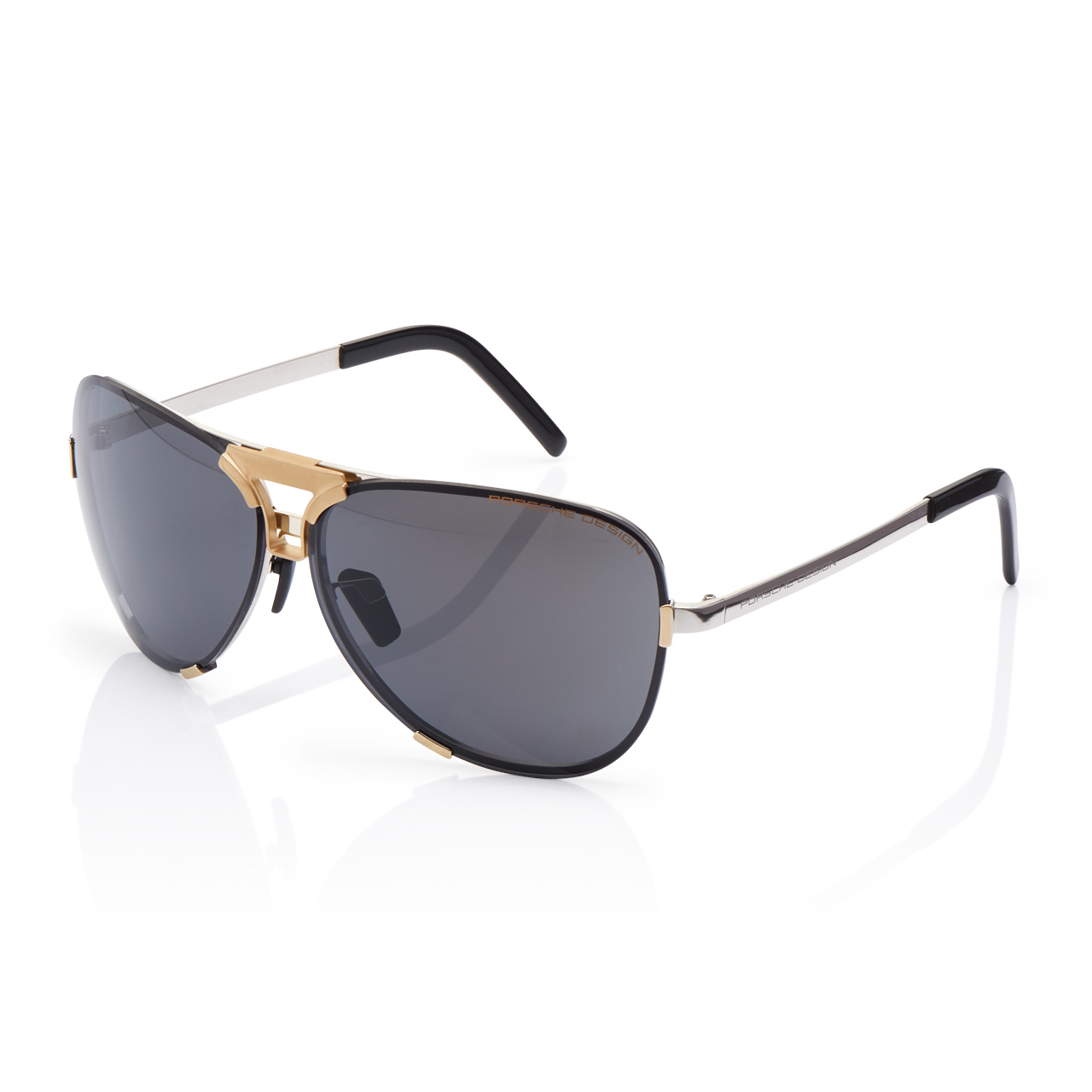 Artikel klicken und genauer betrachten! - Klassiker trifft Neuzeit. Die neue Heritage Collection ist eine Hommage an die legendären Wurzeln von Porsche, umgesetzt mit den modernsten Technologien von heute. So sind die Porsche Design Sunglasses P'8678 unübersehbar die exklusive Neuinterpretation der ikonischen Porsche Design Sonnenbrille P'8478 von 1978 – aber gefertigt aus dem High-Tech-Material Titan. | im Online Shop kaufen
