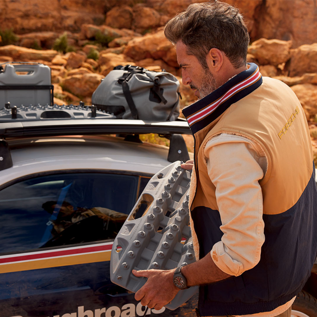 Shows Picture of man-roughroads-collection-dessert-loading-porsche-911-dakar.png