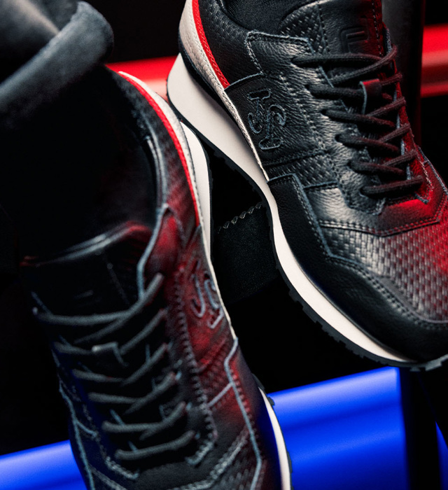 Shows Picture of Sonra_Sneaker_Present_Black_Red_Sonra_Logo_0003_2022_PDxSonra_Present_RGB_4.jpg