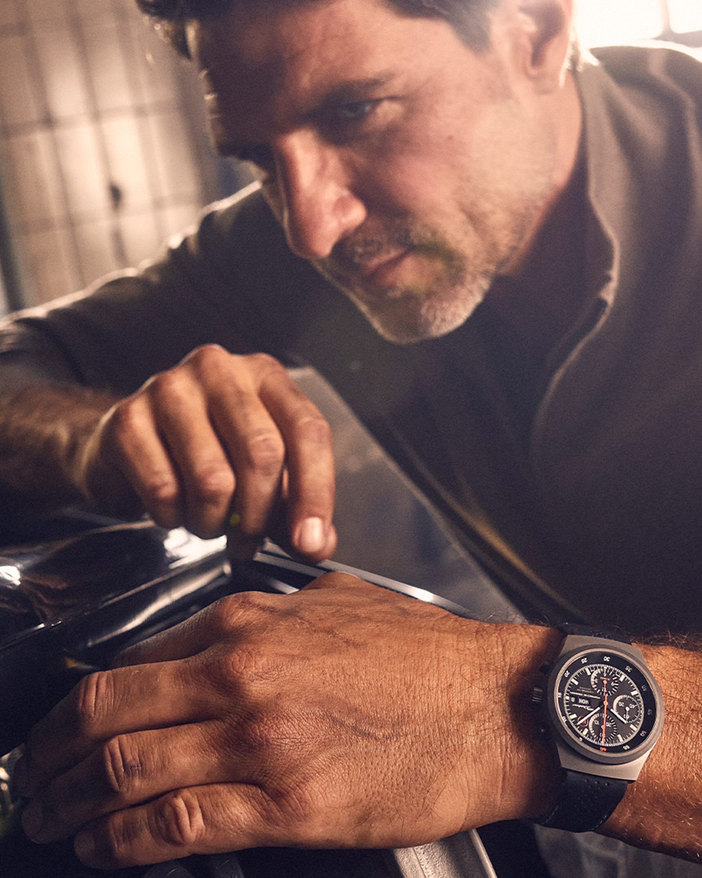 Shows Picture of Man_Reparing_Porsche_Watch_Titancarbid.png