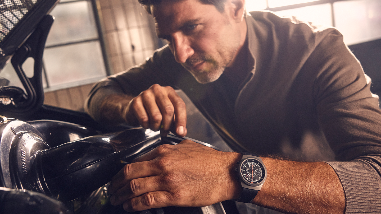 Shows Picture of Man_Reparing_Porsche_Watch_Titancarbid.png