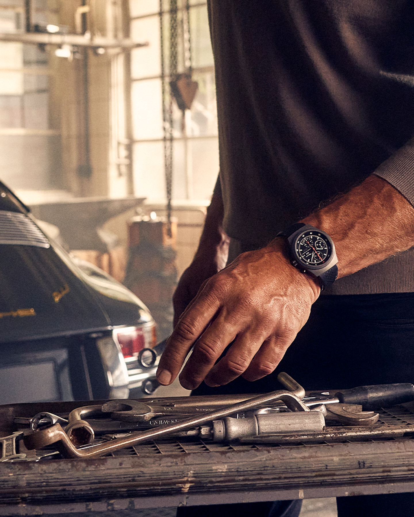Shows Picture of Man_Toolbox_Porsche_Werkstatt_Titancarbid_Watch.png