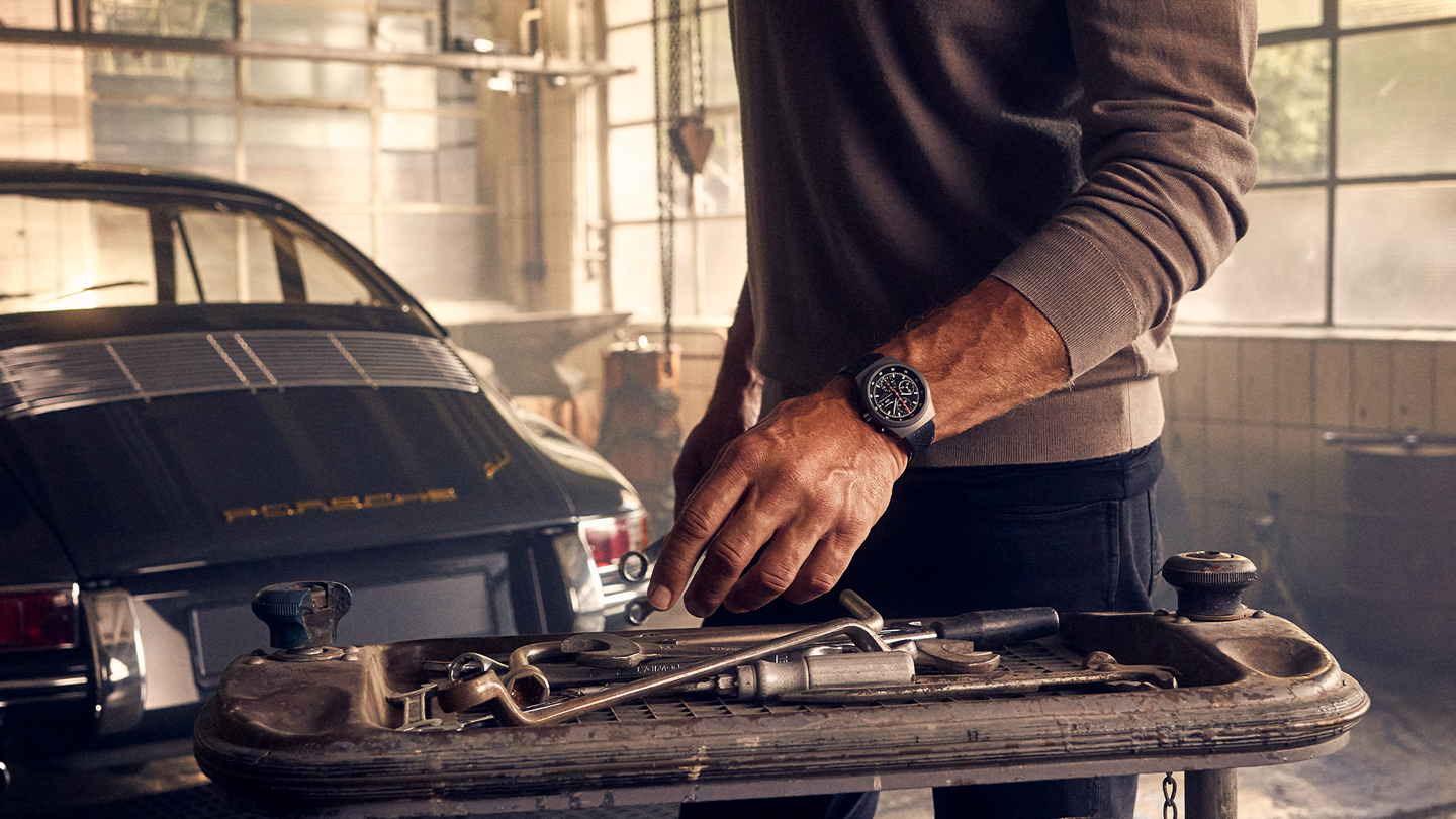 Shows Picture of Man_Toolbox_Porsche_Werkstatt_Titancarbid_Watch.png